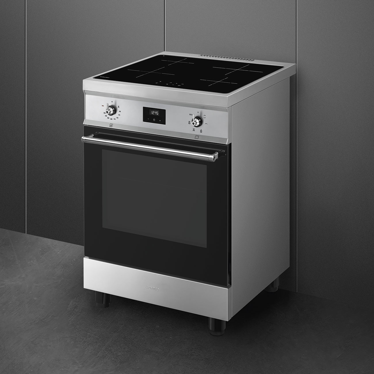 Un moderno forno in acciaio inossidabile con porta in vetro nero e piano cottura a induzione.
