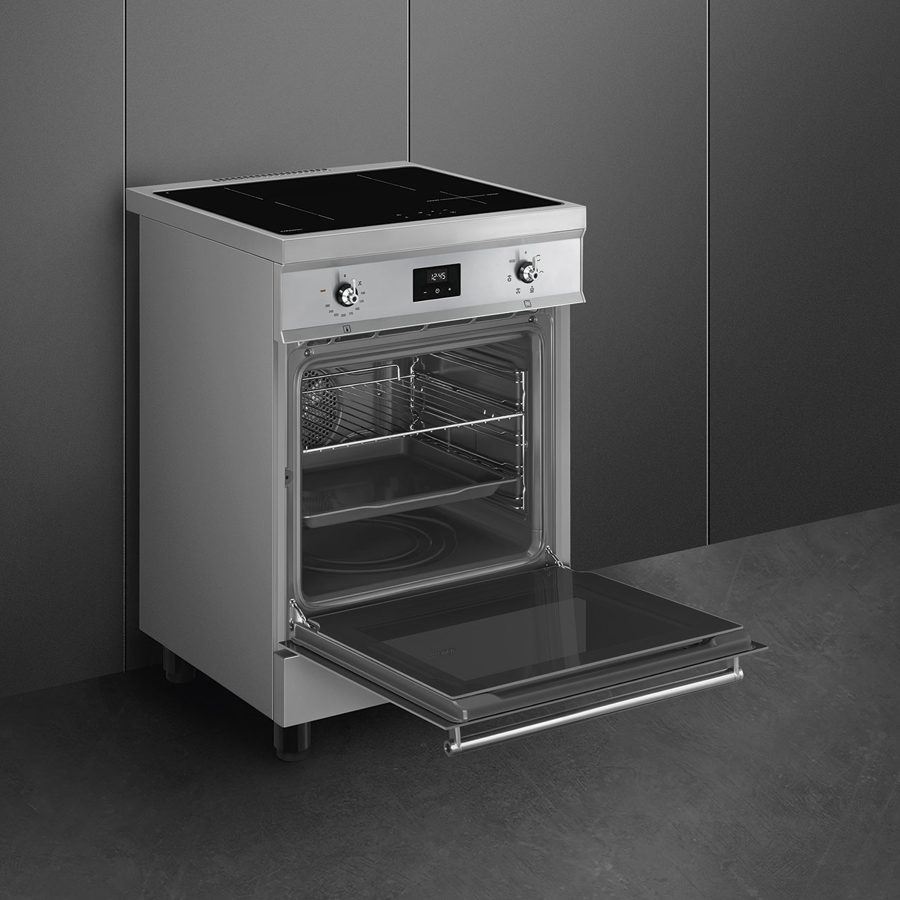 Fornello elettrico argentato con porta del forno aperta e piano cottura.