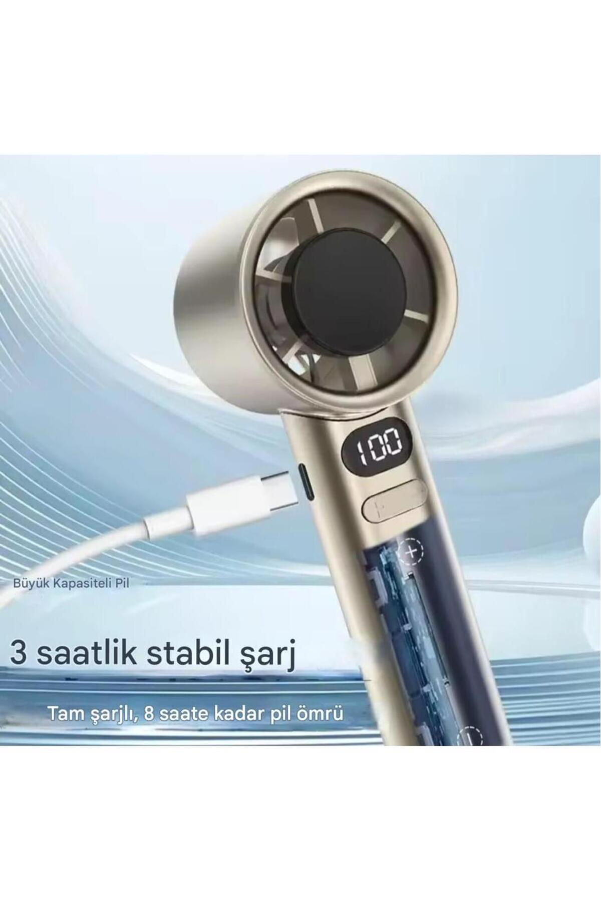 Ortasında siyah düğme bulunan gümüş renkli fan, şarj kablosuna bağlı.
