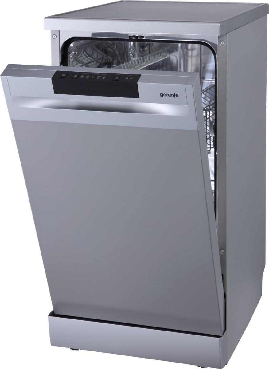 Una lavastoviglie Gorenje argentata con la porta aperta, che mostra i cestelli interni.