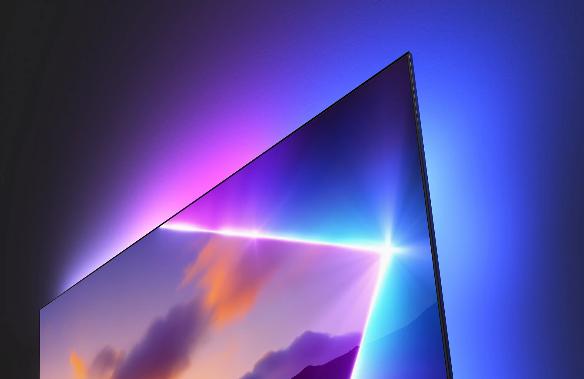 Un écran de télévision moderne affiche un coucher de soleil coloré avec des nuages violets et orangés.