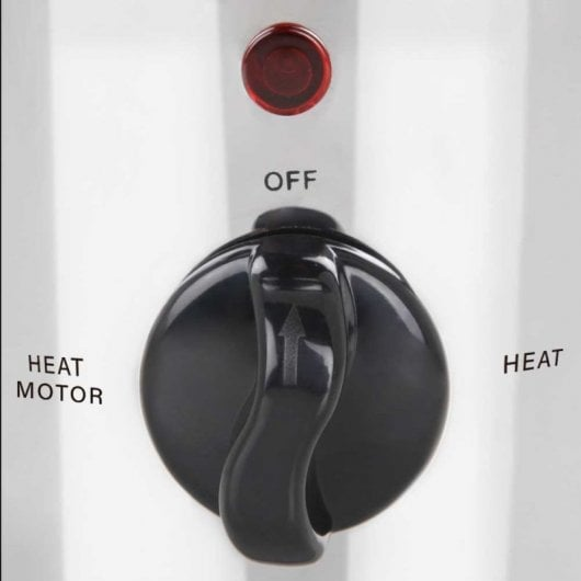 Una manopola nera con freccia è su un pannello bianco. Le etichette indicano OFF, HEAT, MOTOR, HEAT.