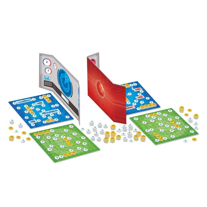 Brettspiel mit Spielbrettern, Karten und Münzen, auf weißem Hintergrund.