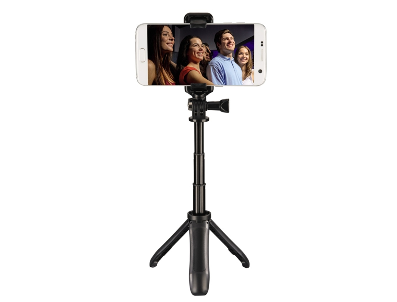Uno smartphone su un selfie stick con gambe del treppiede estese mostra quattro persone sorridenti.