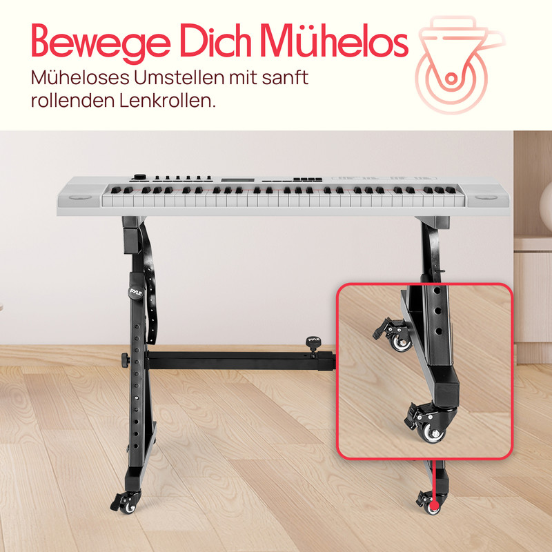 Ein Keyboard auf einem schwarzen Ständer mit Rollen auf Holzboden.