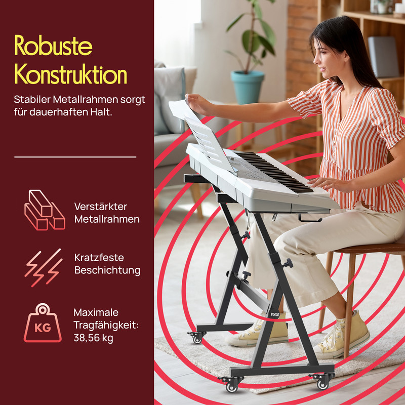 Eine Frau spielt auf einem Keyboard, das auf einem robusten Metallständer steht.