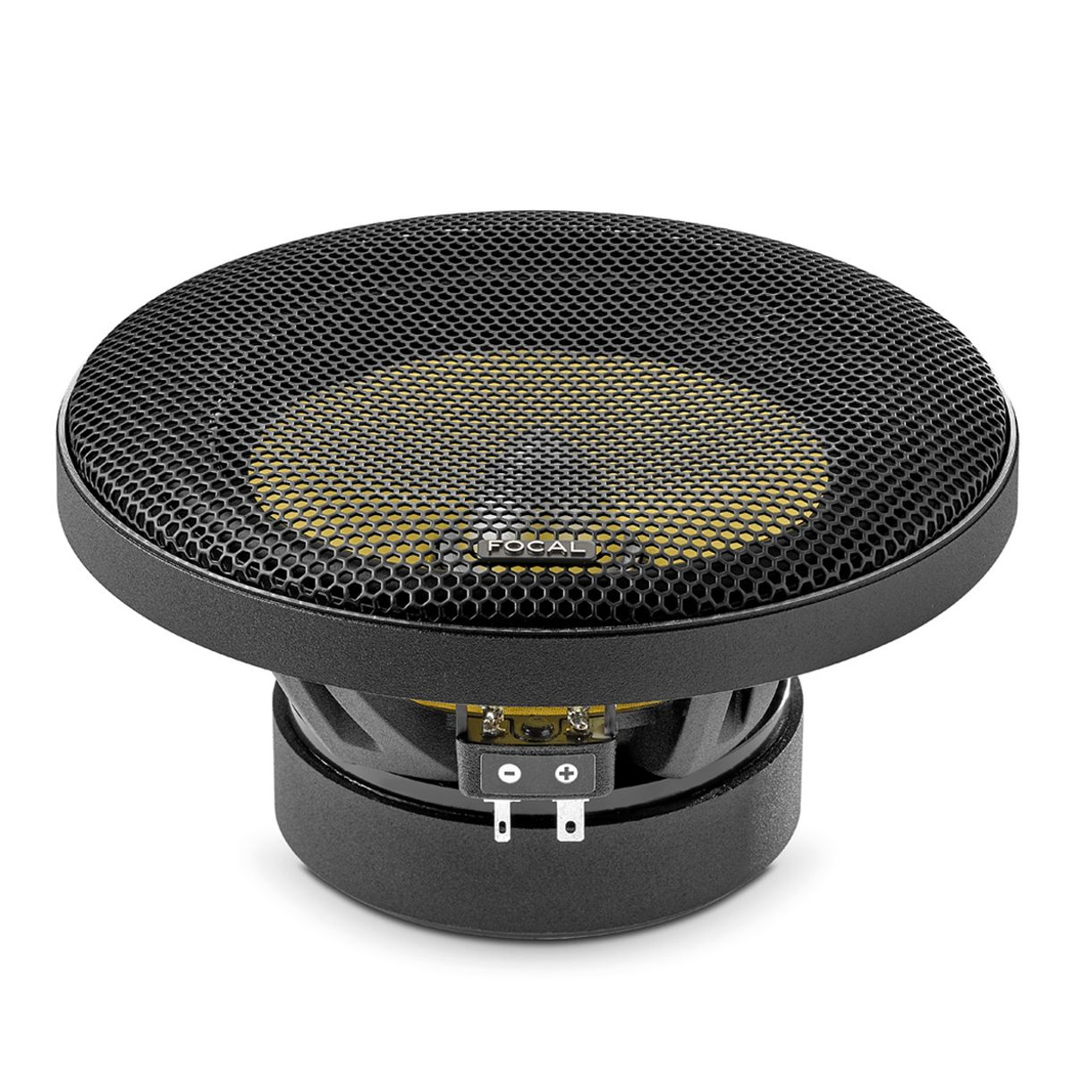 Ein Focal-Lautsprecher mit gelber Membran und schwarzem Gitter.