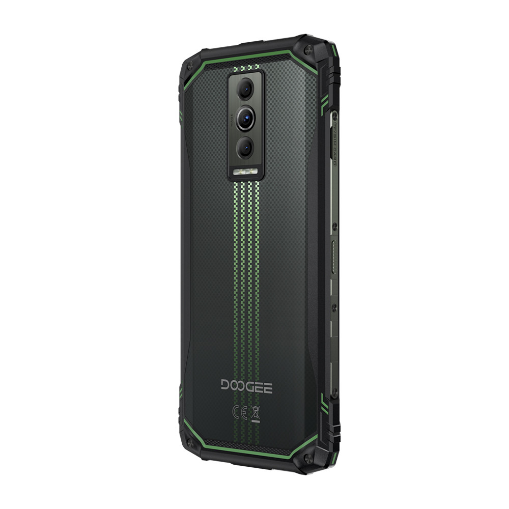 Retro di uno smartphone Doogee nero con accenti verdi. Tripla fotocamera.