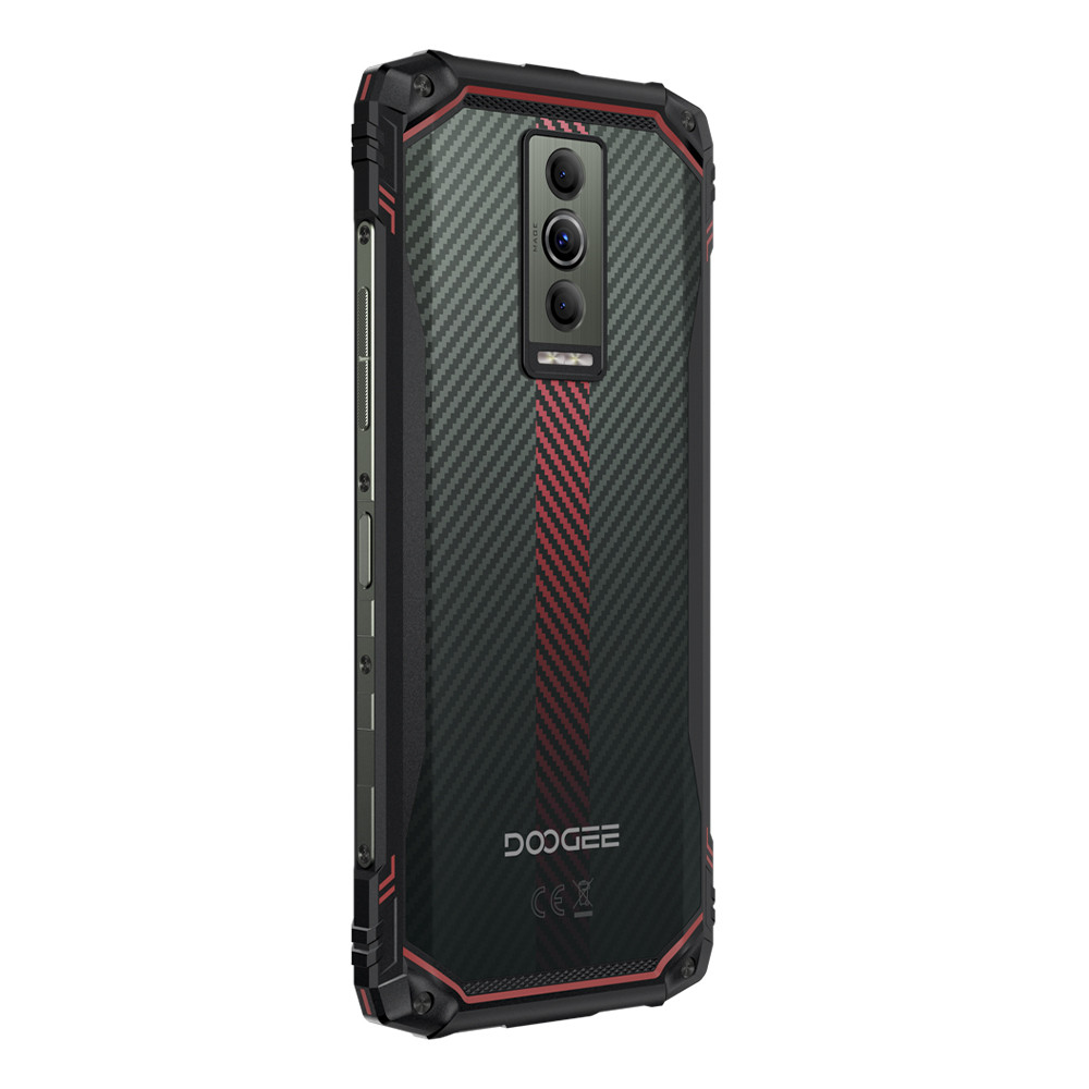 Smartphone robusto con motivo carbon, striscia rossa e tripla fotocamera.