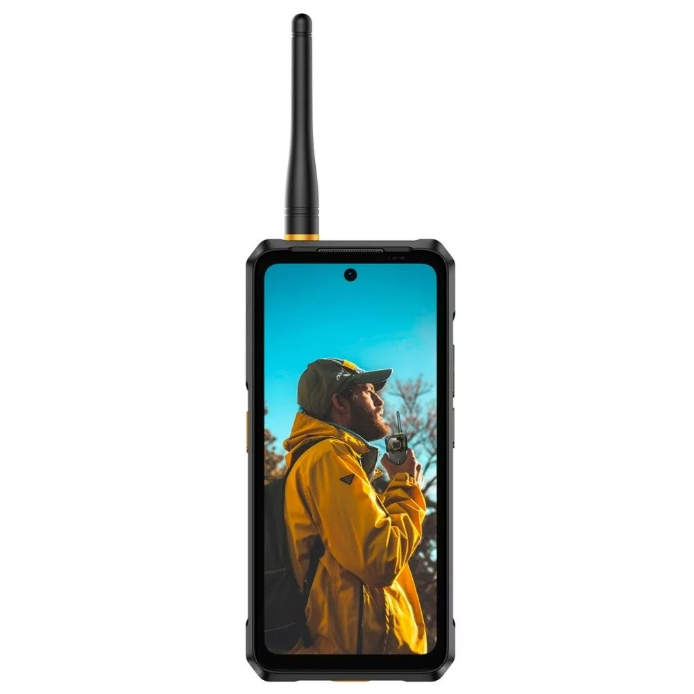 Uomo giacca gialla tiene walkie-talkie, telefono lo mostra cielo blu.