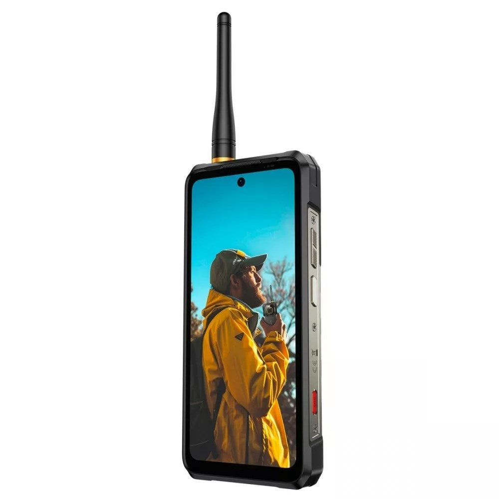 Uno smartphone robusto con antenna mostra l'immagine di un uomo in giacca gialla.
