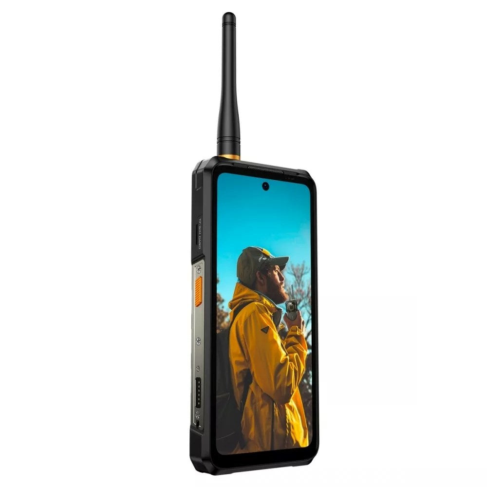 Uno smartphone robusto con antenna mostra un uomo in giacca gialla che tiene un walkie-talkie.