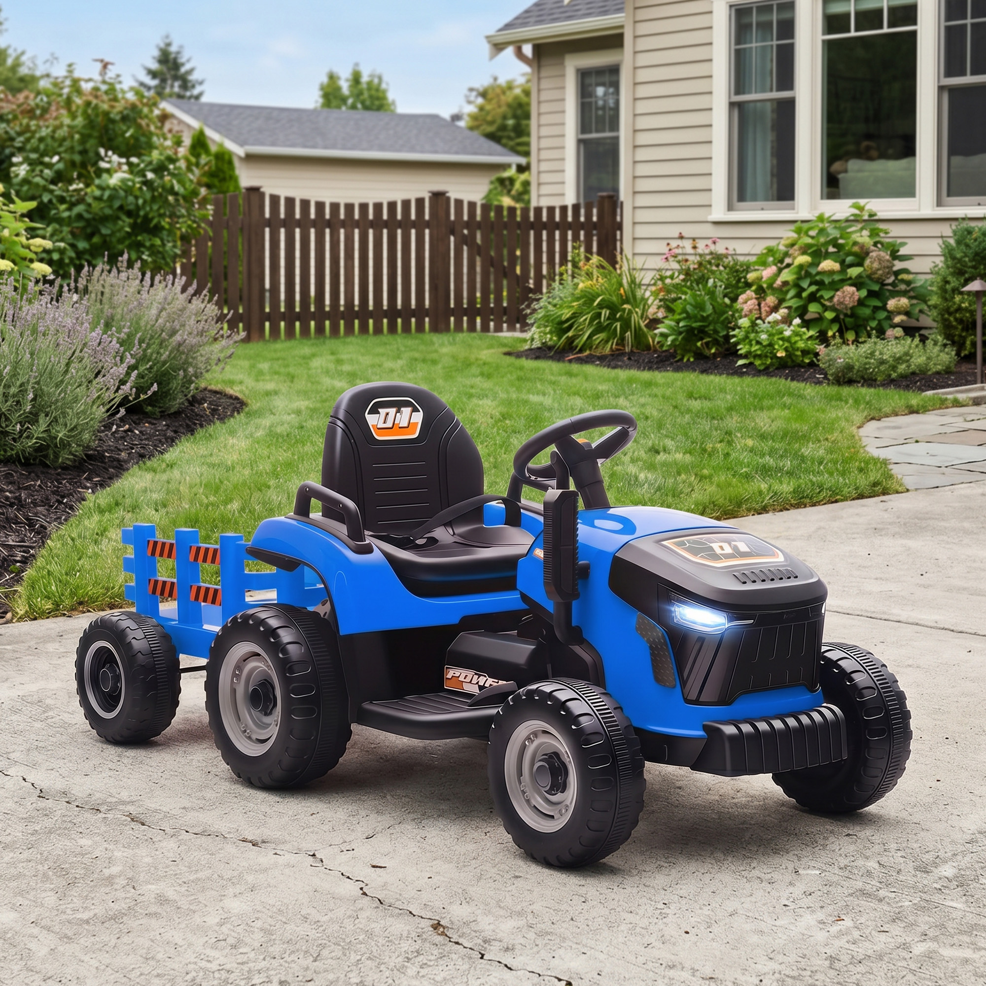 Tractor de juguete azul con remolque sobre camino de concreto frente a casa y jardín.