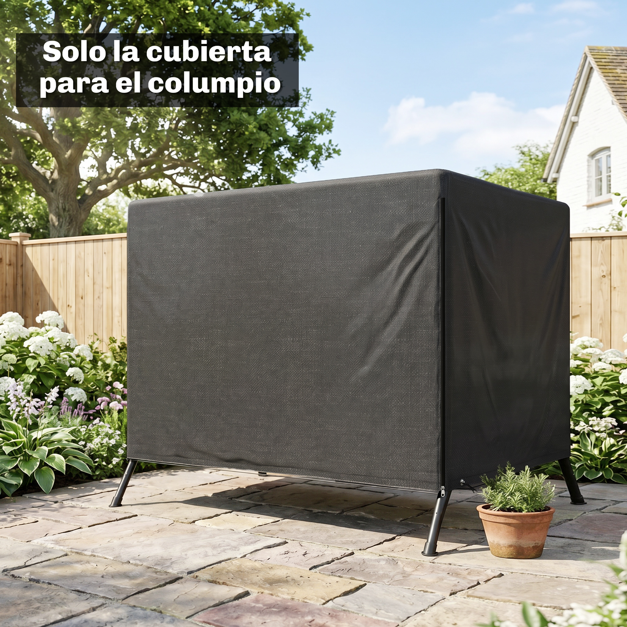 Funda negra para muebles de exterior en un patio con plantas.