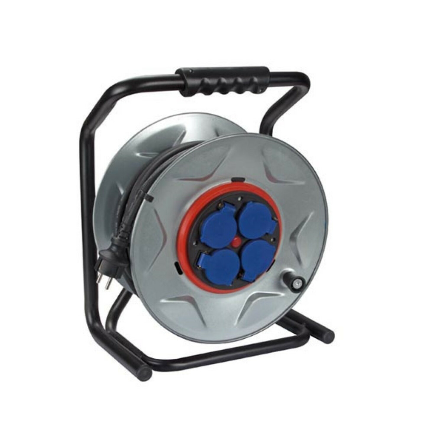 Ein Kabelroller mit schwarzem Metallgestell, silberner Trommel, vier blauen Steckdosen.
