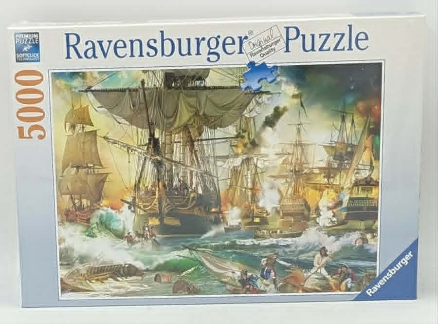 Eine Seeschlacht mit Segelschiffen im stürmischen Meer, mit Rauch und Wellen.