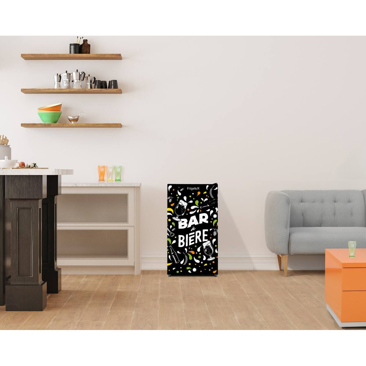Piccolo frigo nero con grafica 'BAR BIERE', accanto a un divano grigio.