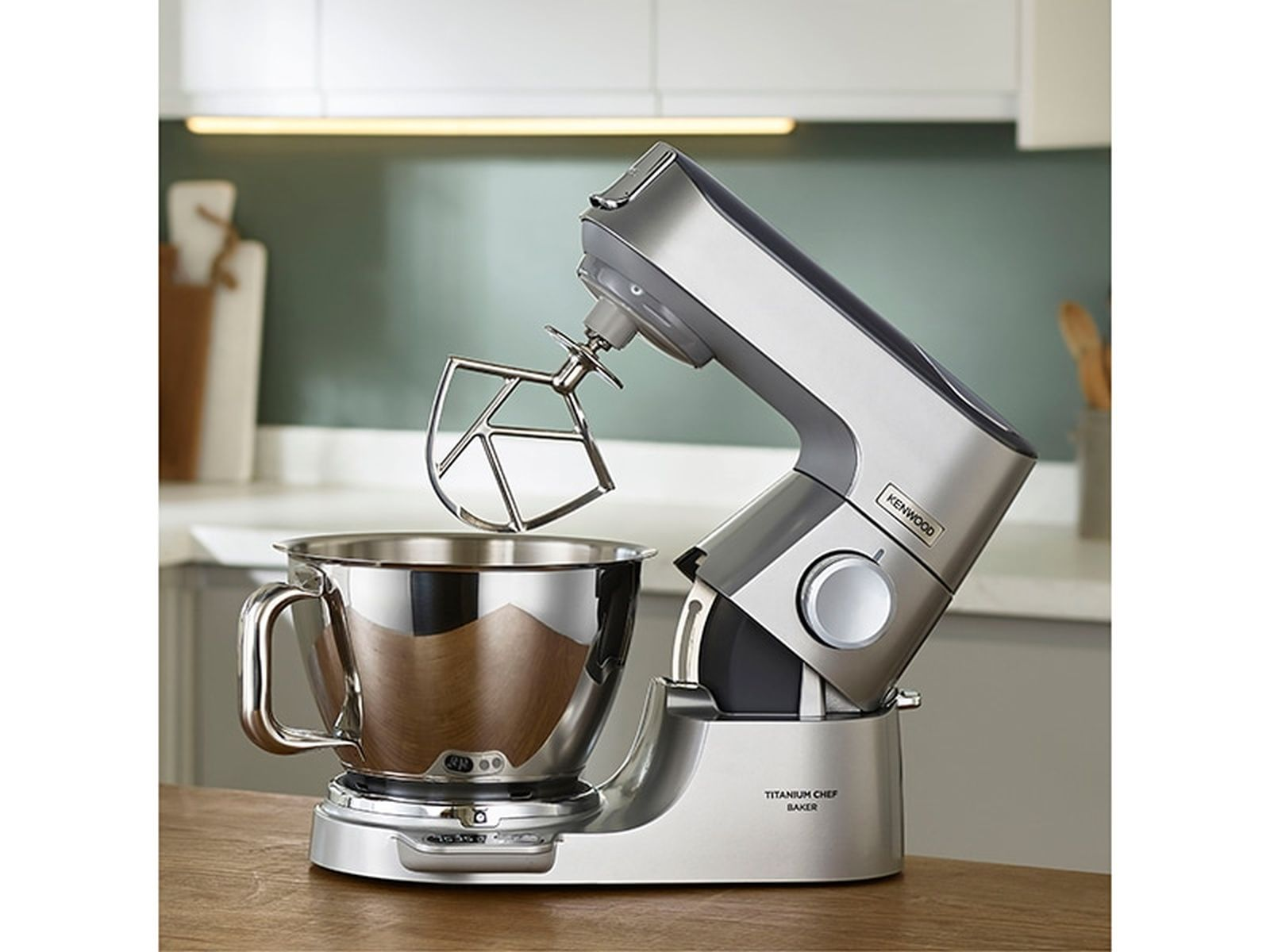 Srebrny robot kuchenny Kenwood z misą i mieszadłem.