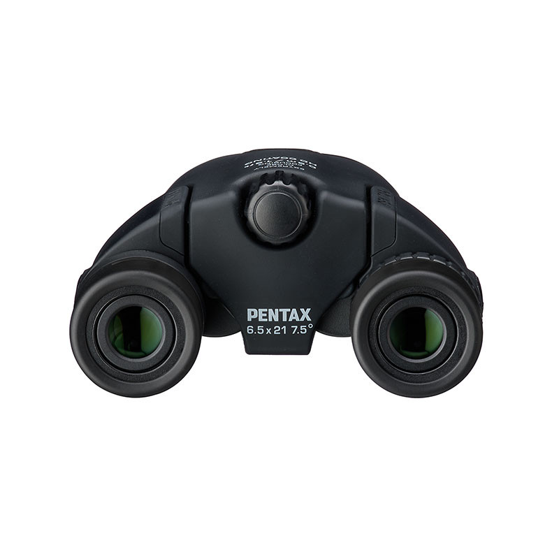 Schwarze Pentax Fernglas mit 6,5x21 7,5 Grad. Weißer Text auf der Vorderseite.