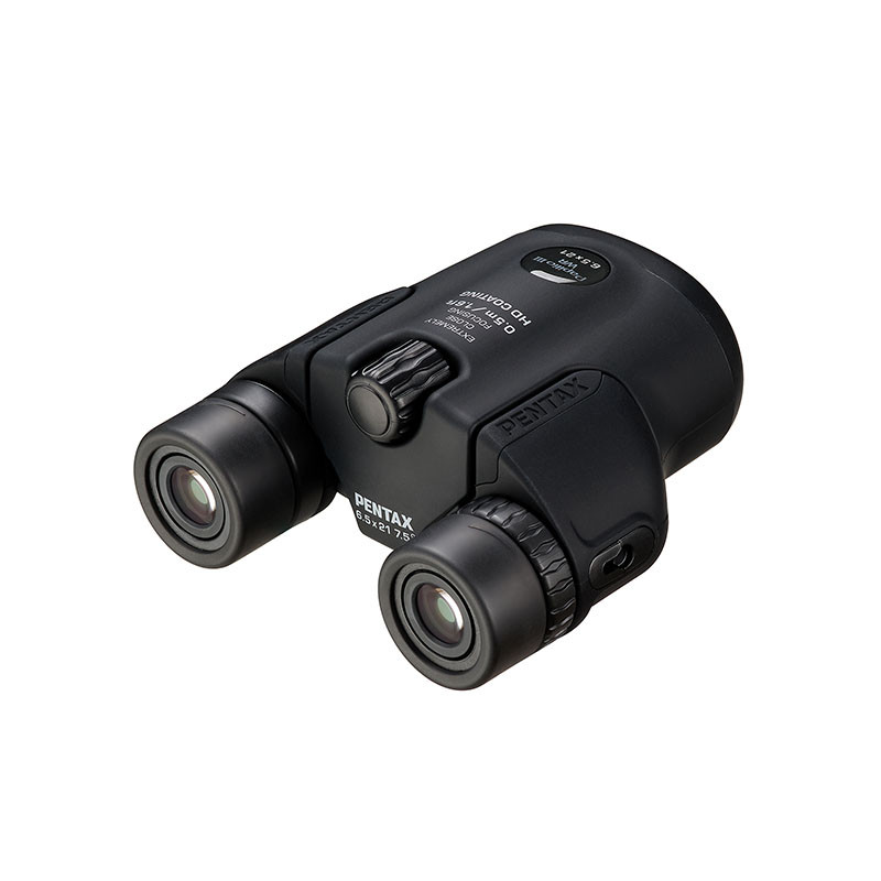 Schwarzes Pentax Fernglas mit Fokusrad und Beschriftung.