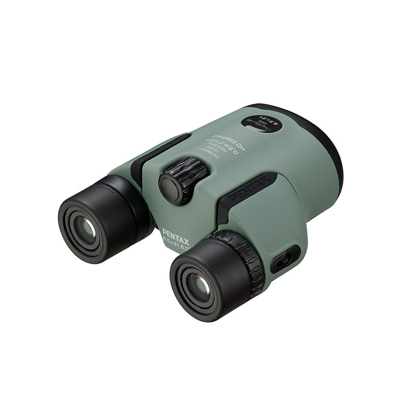 Grüne Pentax Fernglas mit schwarzem Fokusrad und Objektivkappen.