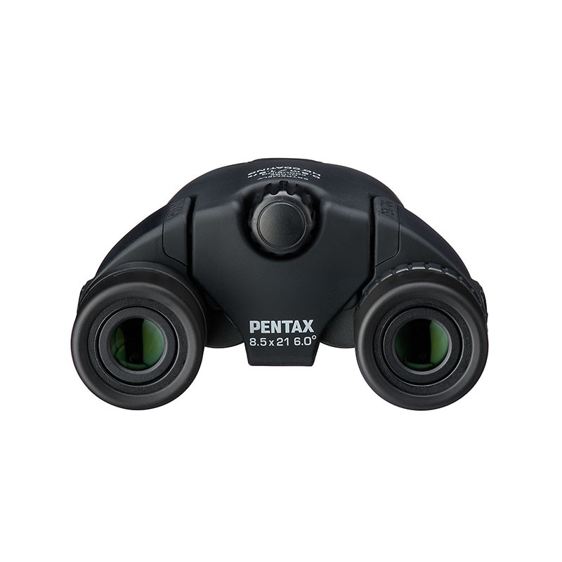 Schwarze Pentax-Ferngläser 8,5x21 mit Fokusrad und Beschriftung.