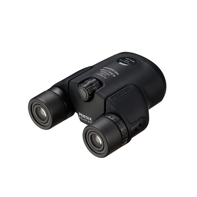 Schwarze Pentax 8,5x21 Fernglas mit HD-Beschichtung, auf weißem Hintergrund.