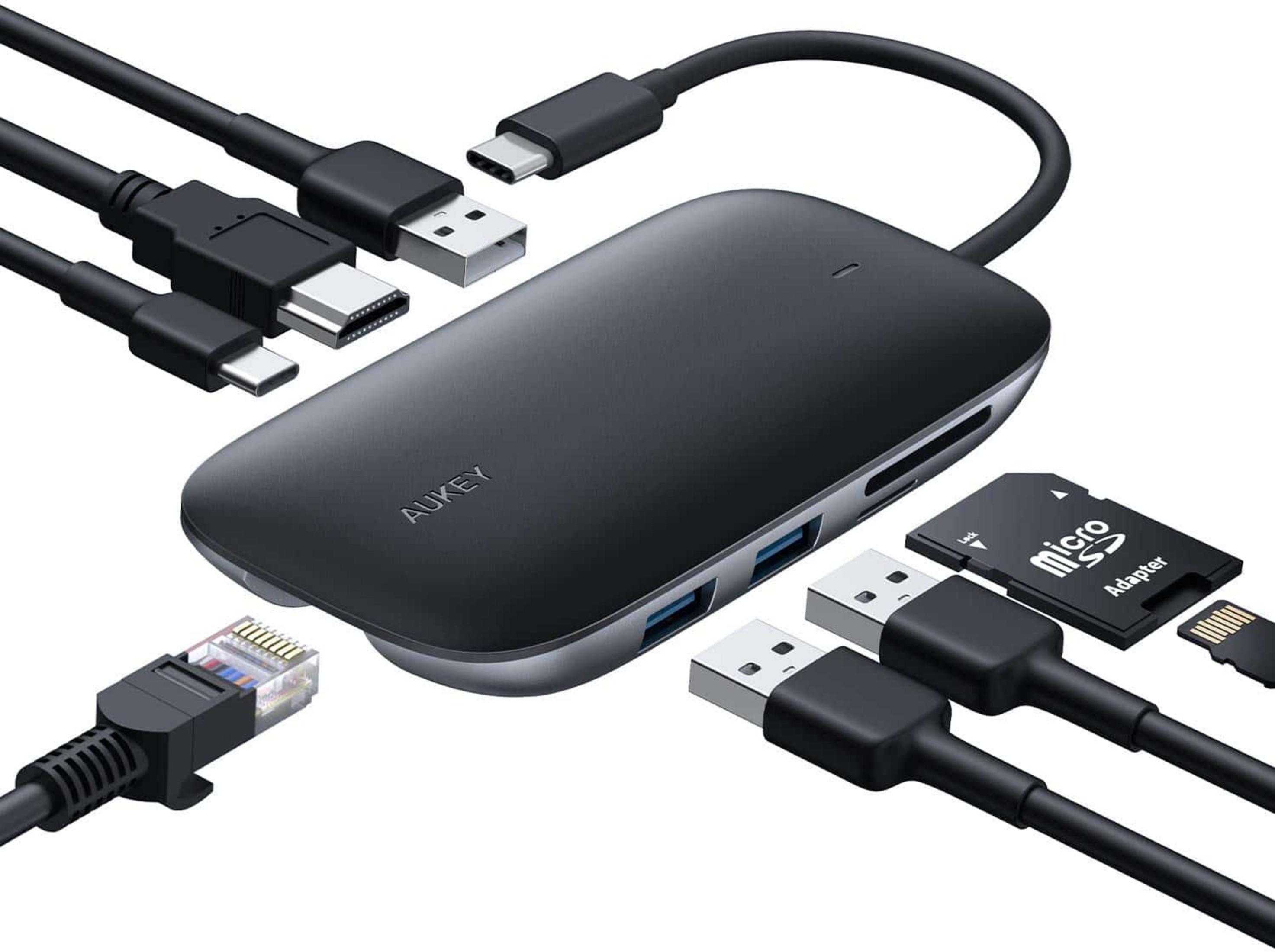 Un hub USB-C nero con porte HDMI, USB-A, Ethernet e schede SD.