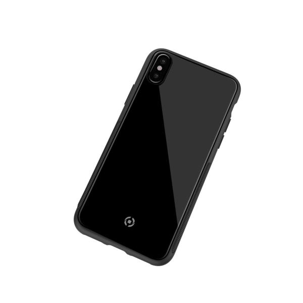 Smartphone nero con retro lucido e fotocamera, su sfondo bianco.