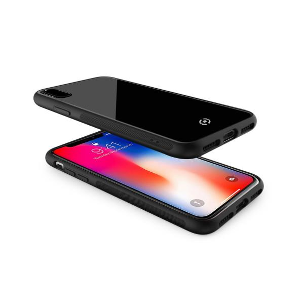 Una custodia nera per telefono poggia sopra uno smartphone con schermo acceso.