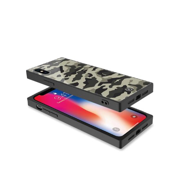 Un telefono con custodia mimetica sopra un altro telefono con schermo rosso e blu.
