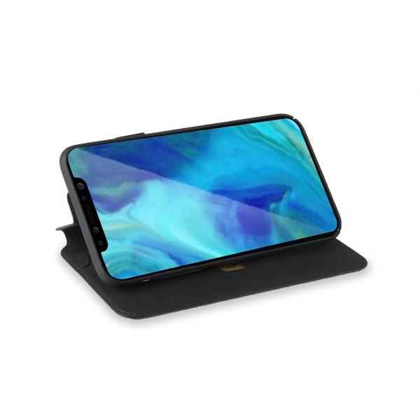 Uno smartphone con sfondo blu e verde, in una custodia a libro nera.