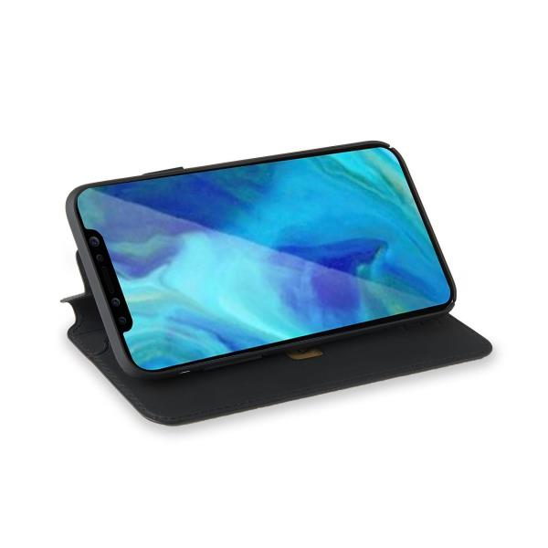 Uno smartphone nero in una custodia nera con schermo a motivo blu.