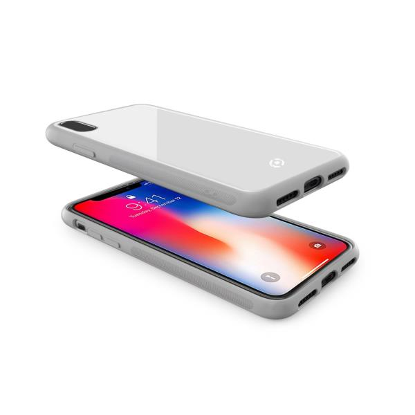 Una cover grigia galleggia sopra uno smartphone su sfondo bianco.
