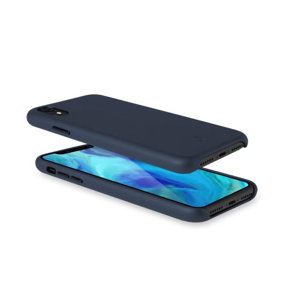 Telefono blu scuro con custodia, su sfondo bianco.