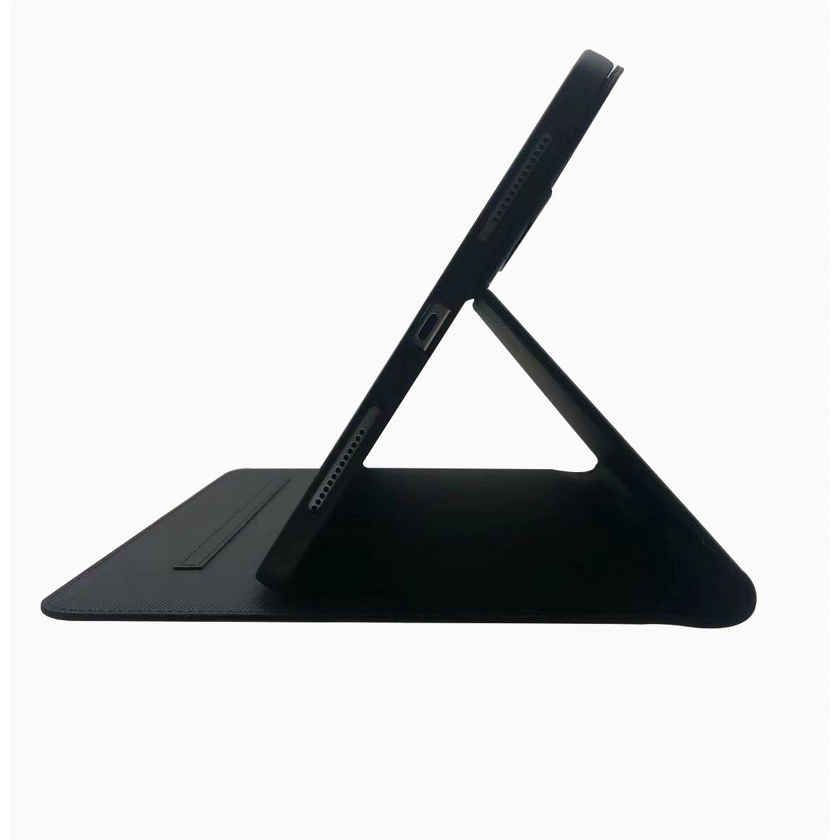 Un tablet nero in una custodia che funge da supporto.