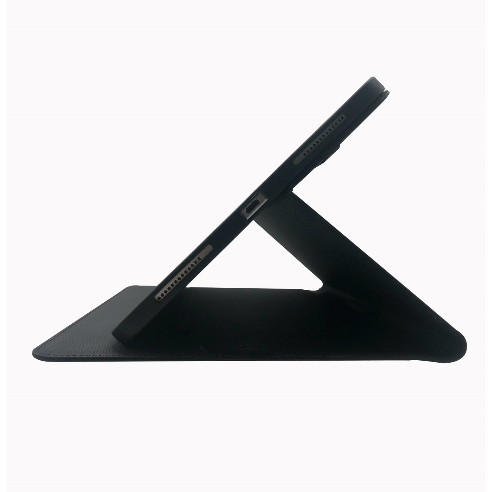 Un tablet nero in un supporto, visto di lato su sfondo bianco.