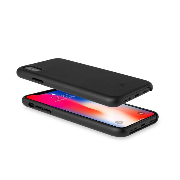Un telefono nero con una cover nera che lo copre parzialmente, su sfondo bianco.