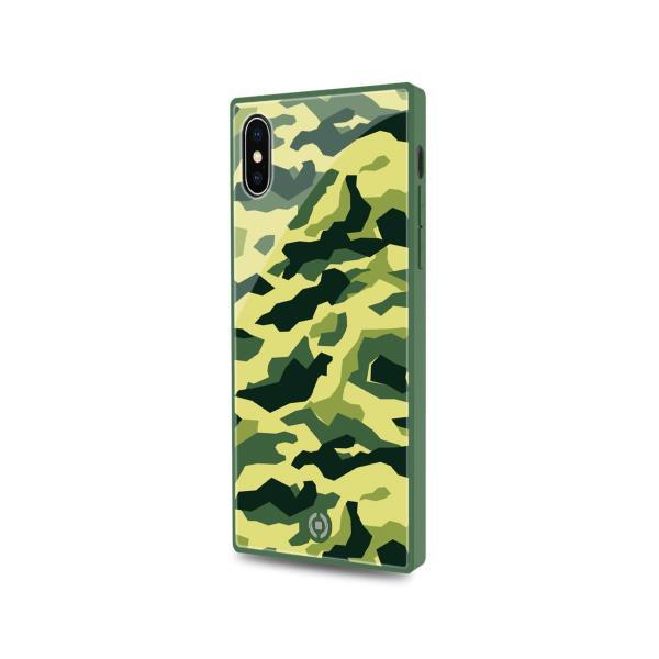 Un telefono con motivo mimetico verde e giallo su sfondo bianco.