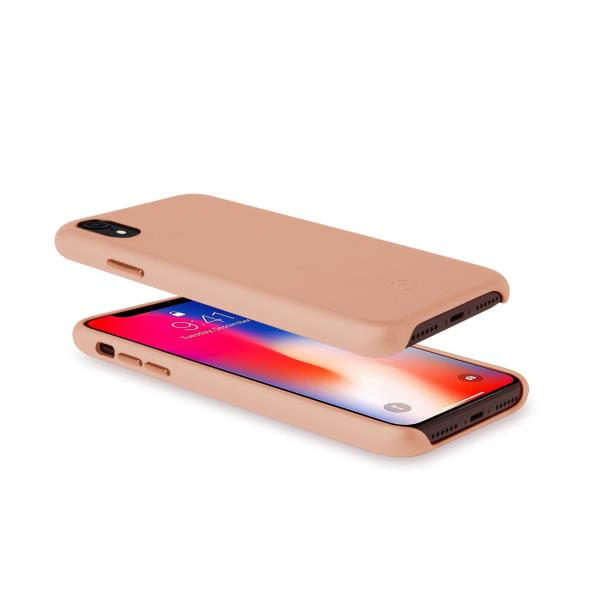 Una custodia color pesca fluttua sopra uno smartphone che mostra una schermata di blocco.
