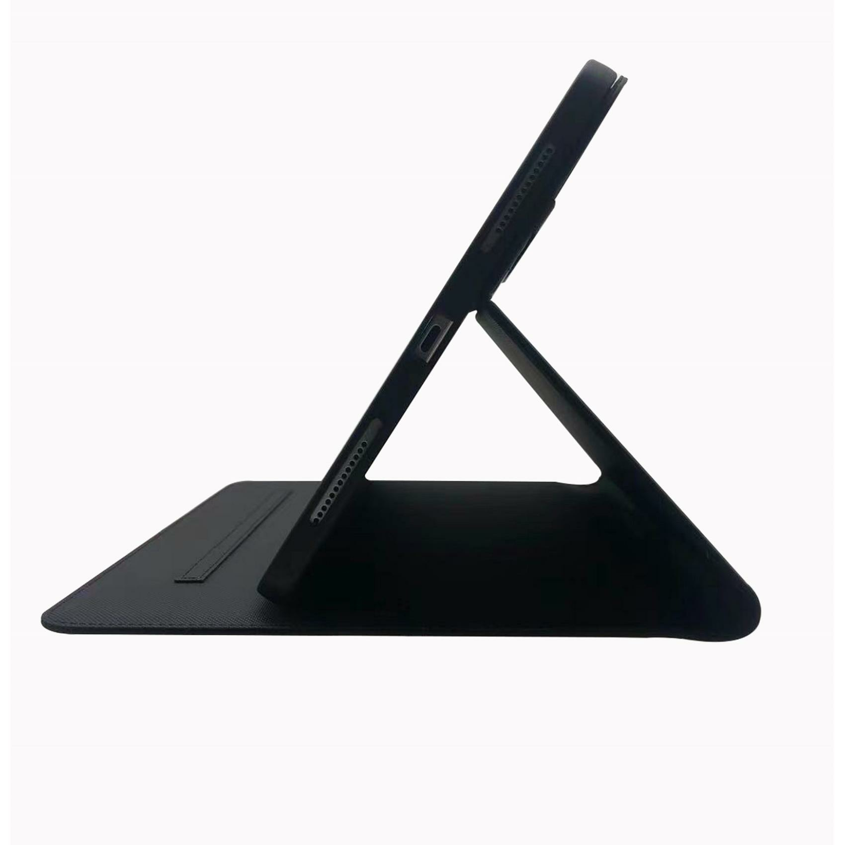 Tablet nero in un supporto su sfondo bianco.