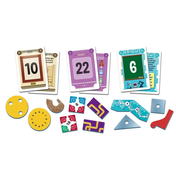 Spielkarten und Spielsteine mit Zahlen und Symbolen auf weißem Hintergrund.
