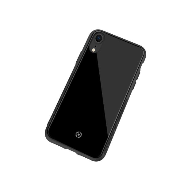 Uno smartphone nero con una singola fotocamera posteriore su sfondo bianco.