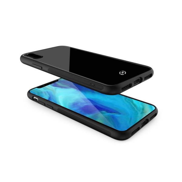 Uno smartphone nero con una custodia trasparente che mostra uno sfondo blu.