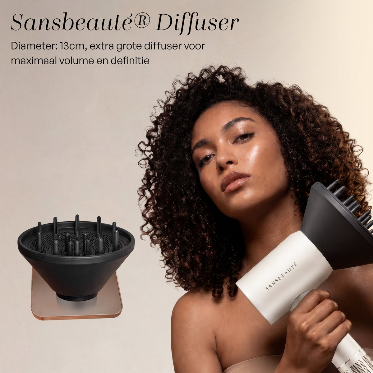 Donna con capelli ricci tiene un diffusore per asciugacapelli.
