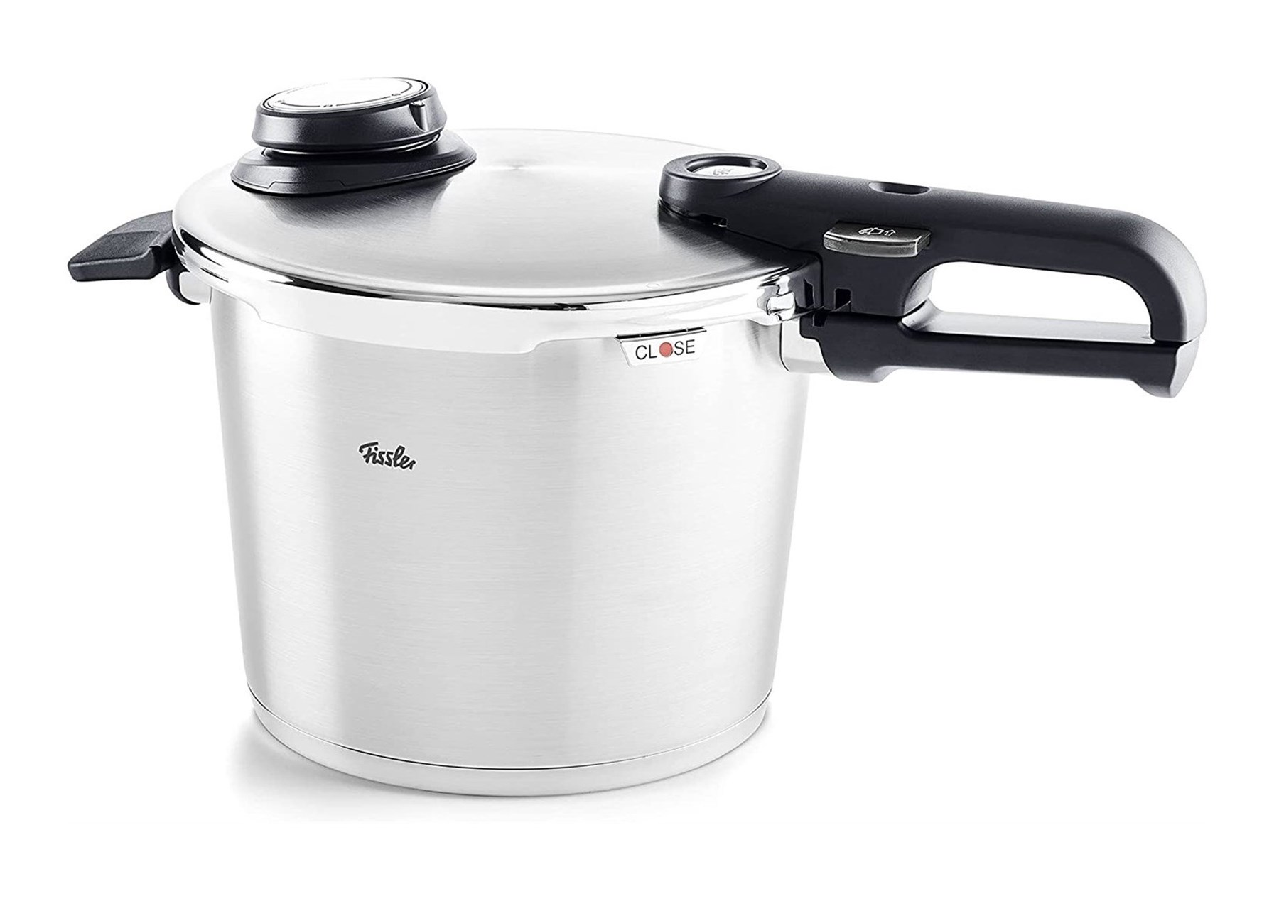 Beyaz zeminde, siyah kulplu ve kapaklı gümüş rengi Fissler düdüklü tencere.