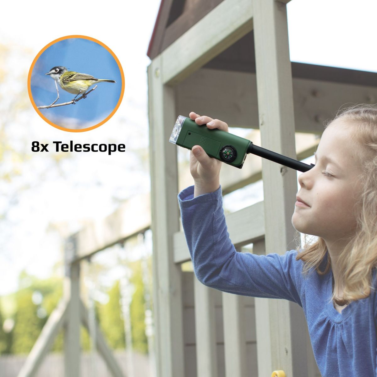Ein Kind schaut durch ein Fernglas auf einen Vogel auf einem Ast.