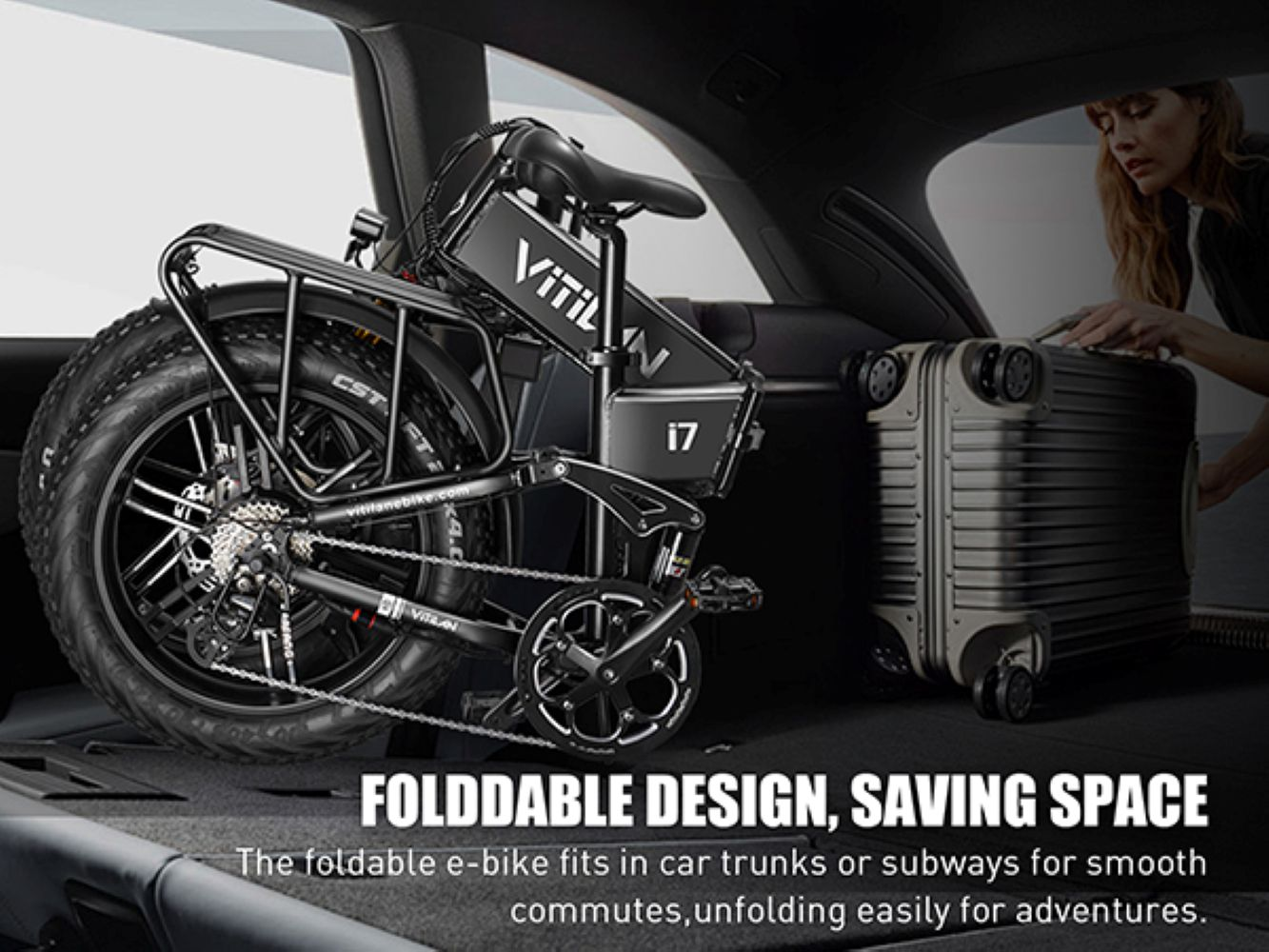 Una e-bike plegable guardada en el maletero de un coche, junto a una maleta.