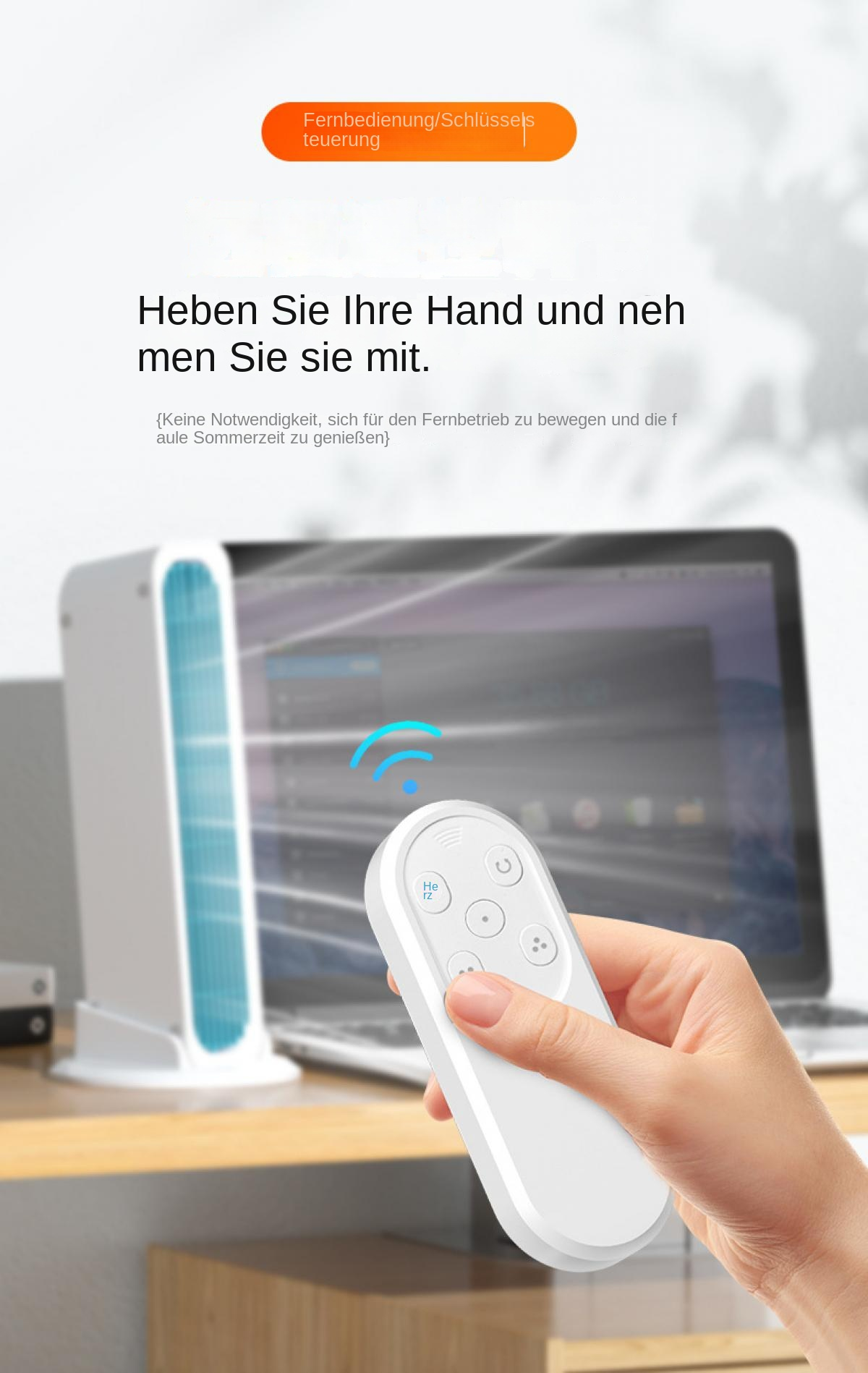 Eine Hand hält eine weiße Fernbedienung vor einem Lüfter und Laptop.