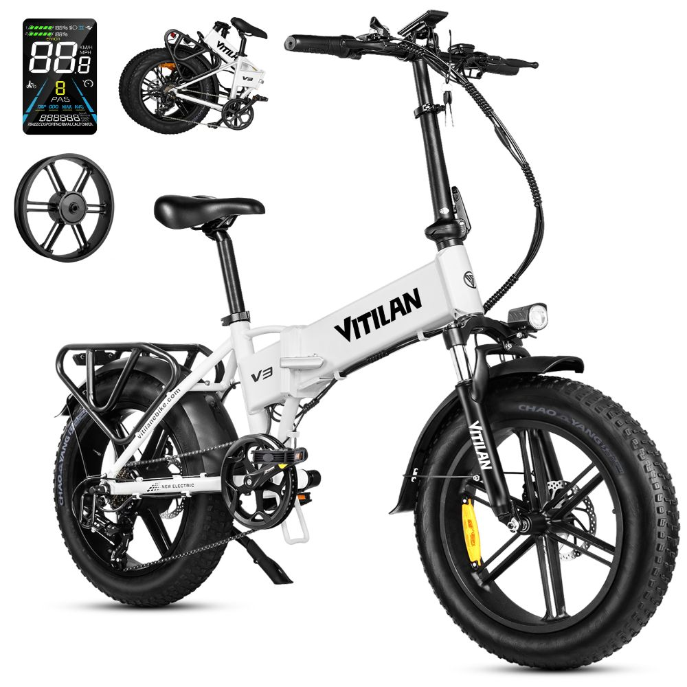 Una e-bike pieghevole bianca con pneumatici larghi, portapacchi e display. Accanto una ruota e un display.